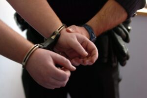 В области двое мужчин ограбили 8-летнего мальчика