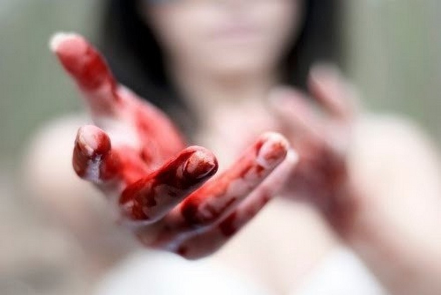 женские руки в крови