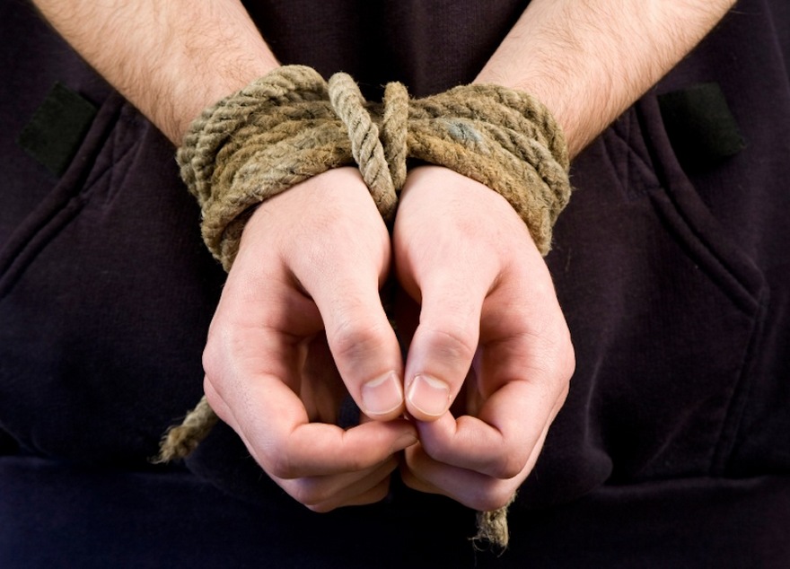 связать руки