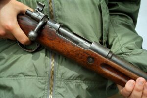 стрелять из ружья