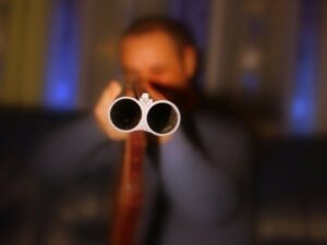 мужчина с ружьем, фото из открытых источников