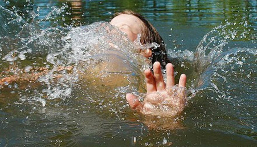 рыбака сидит на льду, фото из открытых источников