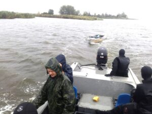 Непогода и сильный ветер: в Днепре спасли двух рыбаков