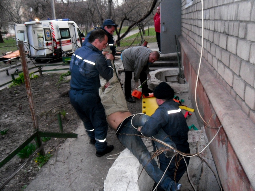 мужчина выпал из балкона