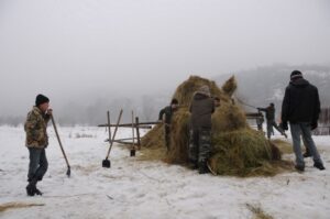убирать стог сена, фото из открытых источников