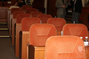 Сессионный зал днепропетровского горсовета пустой ряд