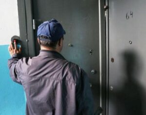 мошенник звонит в дверь, фото из открытых источников