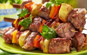 шашлык в руке, фото из открытых источников