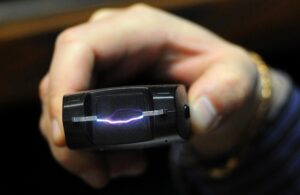 шокер в руках, фото из открытых источников