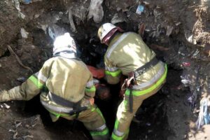 фото ГСЧС, вытащили мужчину из ямы