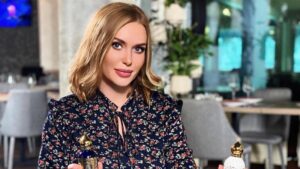 Красноволосая Слава Каминская засветила грудь