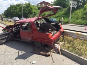 Жуткая авария в Днепре: опрокинулась &quot;Славута&quot;, фото www.056.ua