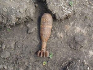 фото из открытых источников, снаряд на земле