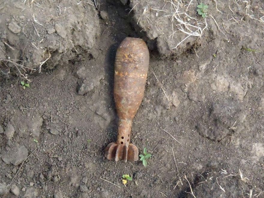 фото из открытых источников, снаряд на земле