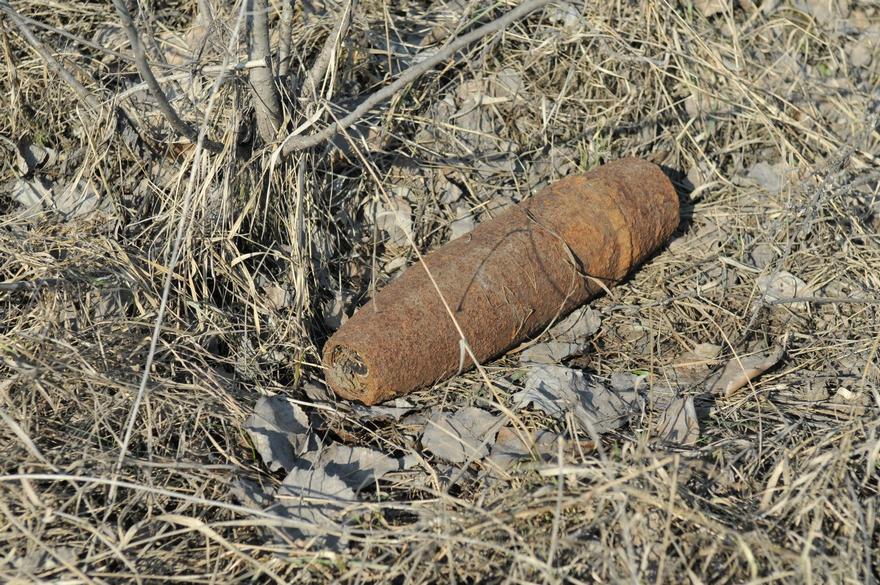 снаряд лежит на траве, фото из открытых источников