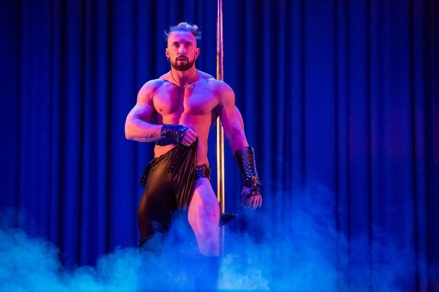 стриптизер, фото из открытых источников