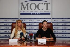 Депутаты Днепропетровского горсовета от партии "УКРОП" Анастасия Староскольцева и Юлия Дмитрова