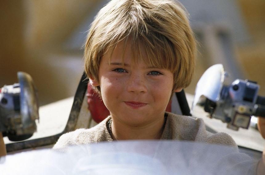 still-of-jake-lloyd-in-star-wars_-episod-i-det-morka-hotet-1999-large-picture