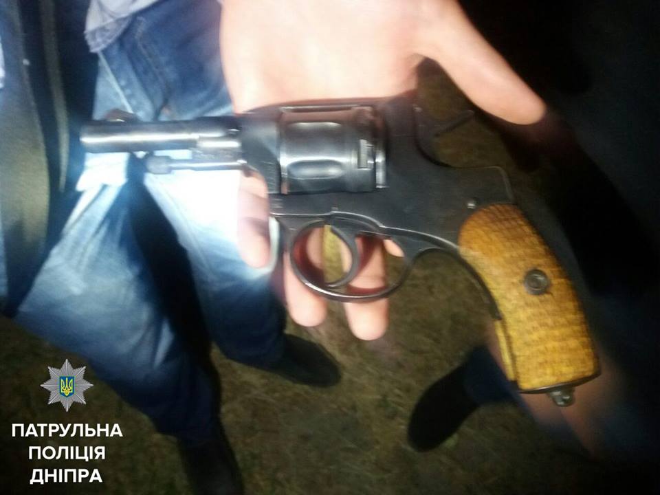 Полиция Днепра разыскивает солдата, устроившего стрельбу на заводе (Приметы и фото)