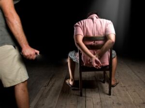 связать на стуле человека, фото из открытых источников