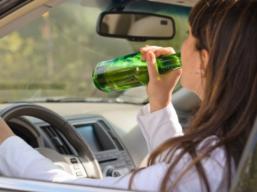 девушка выпивает за рулем, фото из открытых источников
