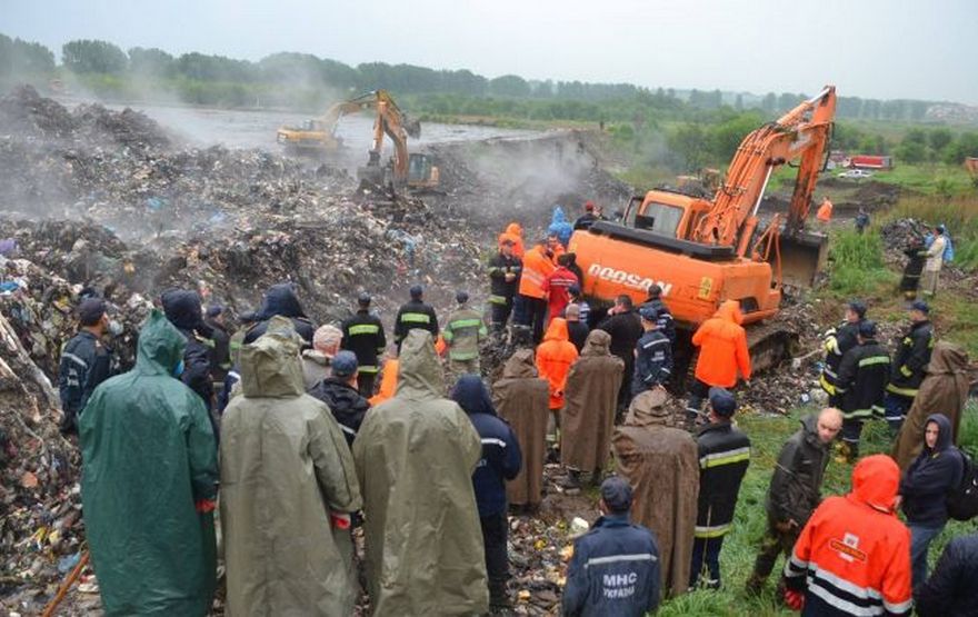 пожар и лавина на свалке, фото ГСЧС