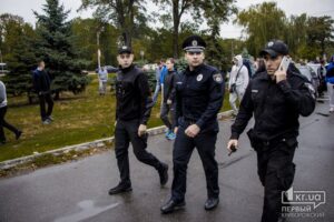 фото https://1kr.ua, потасовка таксистов