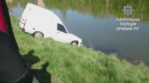фото полиции, утонувший автомобиль