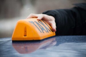 В Днепре таксист умер за рулем: пассажиры чудом остановили авто