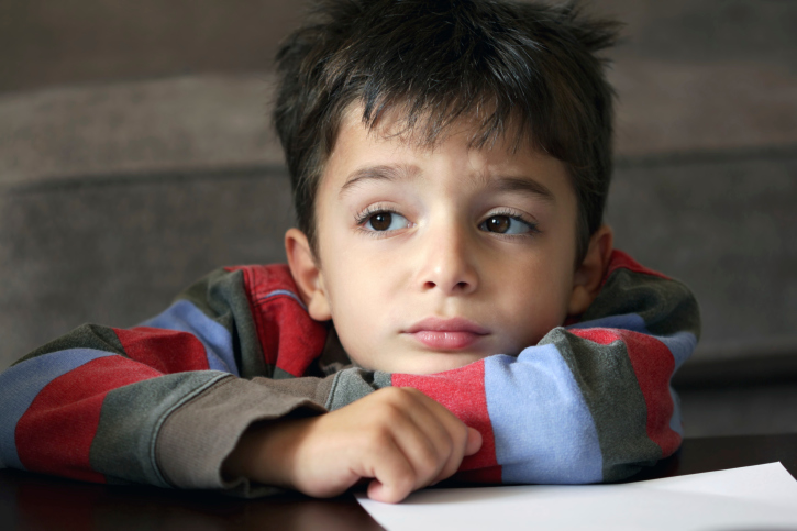 грустный мальчик