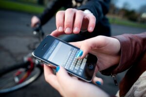 выхватить телефон, фото из открытых источников