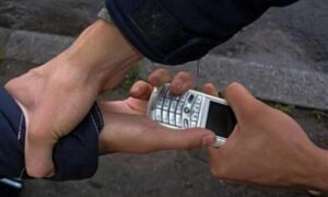 В Днепре грабитель напал на 11-летнего мальчика
