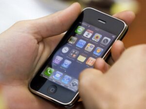 телефон в руке, фото из открытых источников