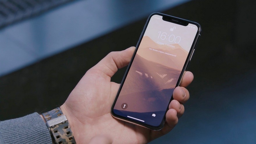 телефон в руке, фото из открытых источников