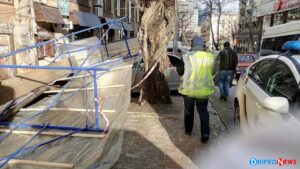 фото dnipronews , В Днепре на автомобили упал строительный тент