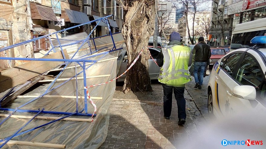 фото dnipronews , В Днепре на автомобили упал строительный тент