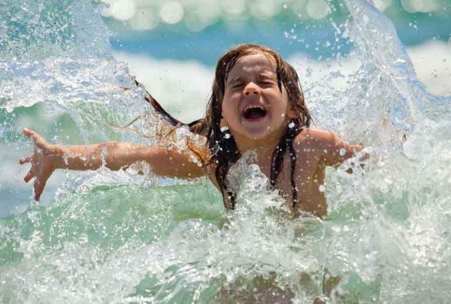 девочка тонет, фото из открытых источников