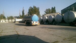 сливают бензин, фото из открытых источников