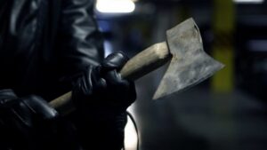 топор в руке, фото из открыытх источников