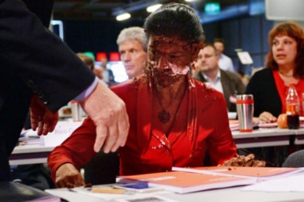 Сара Вагенкнехт получила тортом в лицо