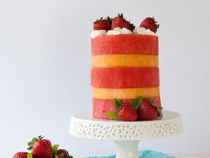 Такой возможен только летом: дынно-арбузный торт