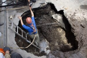 фото https://informator.dp.ua, дыра в асфальте