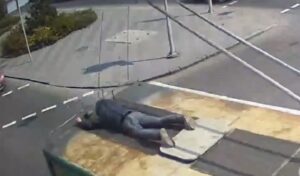 Видеофакт: на Гагарина днепрянин прокатился на крыше троллейбуса