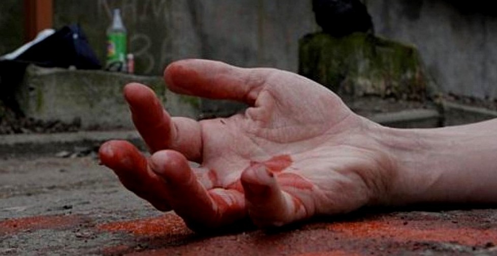 рука в крови на асфальте, фото из открытых источников