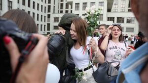 В Минске девушки обнимают силовиков
