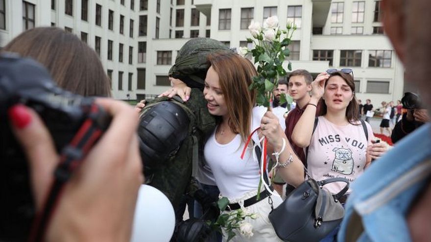 В Минске девушки обнимают силовиков