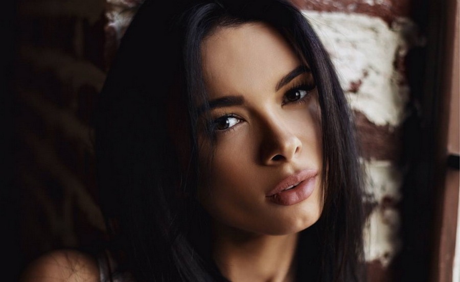 "Бомбезная" Анна Кравец продемонстрировала длинные ножки