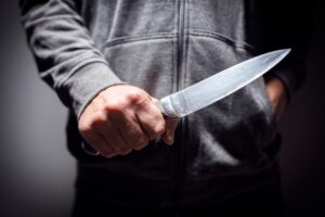 В Днепре мужчину неизвестные атаковали ножом в спину и скрылись