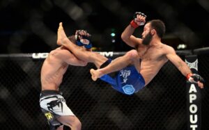 Российский боец MMA нокаутировал соперника во время приветствия