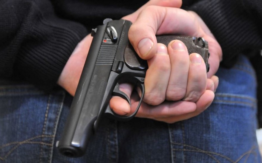 мужчина с пистолетом, фото goloskarpat.info